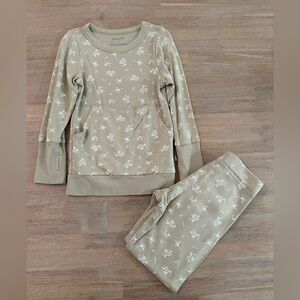Goumi Kids | Kids Pajamas Set in Beige/Green Floral Print | 4T